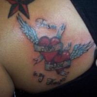 el tatuaje de una estrella y dos corazones rojos con alas