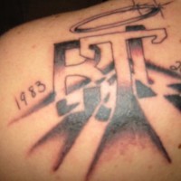el tatuaje conmemorativo de iniciales con fechas de la vida hecho en color negro