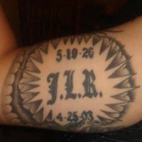 el tatuaje conmemorativo con iniciales en un circulo de traceria en color negro