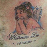 el tatuaje conmemorativo con un bebe angel en una nube hecho a color