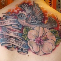 El tatuaje hermoso conmemorativo con un pájaro una flor y un frase hecho en color en la espalda