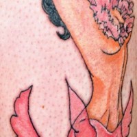 Sexy rosafarbige Meerjungfrau Tattoo in Farbe