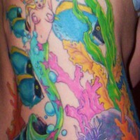 Tatouage coloré avec une sirène sous l'eau