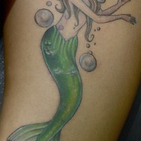 Tatuaggio carino sulla gamba la sirena con la coda verde