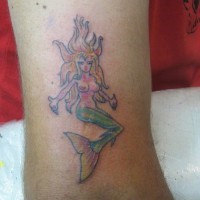 Tatuaggio piccolo sulla gamba la sirena colorata