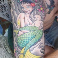 Tatuaggio stilizzato sul braccio la sirena con il bimbo sull'ancora