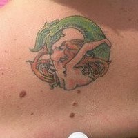 Tatuaggio delicato sulla spalla la sirena con la coda verde