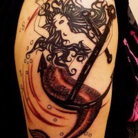 Sirène noir avec le tatouage d'ancre
