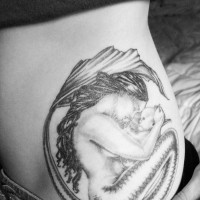 Tatuaggio classico sulla pancia la sirena con il bebè
