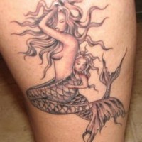 Tatuaggio sulla gamba la sirena con il bambino