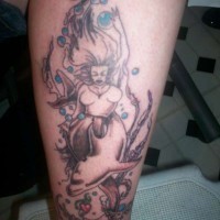 Tatuaggio sulla gamba la sirena sul gondo del maro