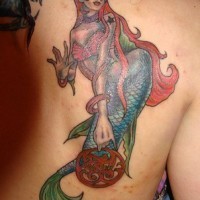 Tattoo von einer großen rothaarig Meerjungfrau