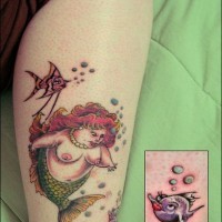 Tattoo von fetter nackter Meerjungfrau mit Fischen