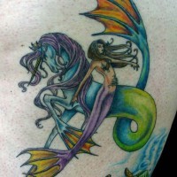 Cheval de mer réaliste avec le tatouage de sirène