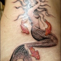 Tatuaggio bellissimo sul fianco  la sirena & i peschi rossi