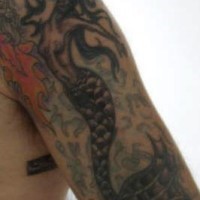 Tatuaggio elegante sul braccio la sirena con i capelli neri