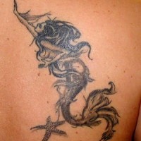 Detailliertes Tattoo einer Meerjungfrau mit Seestern