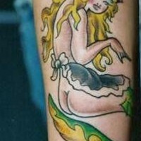 Nounou sirène avec tatouage de fesse humaine