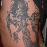 Tatuaggio sul fianco la sirena nera cattiva