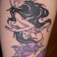 Tatuaggio impressionante la sirena con la coda viola