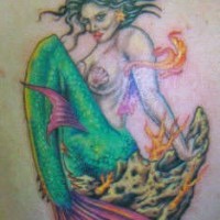 Farbiges Tattoo einer brünetter Meerjungfrau