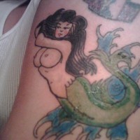 Tatuaggio semplice colorato la sirena nuda tra le onde