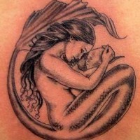 Meerjungfrau Dempsey mit Kind Tattoo