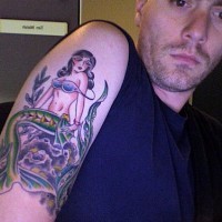Meerjungfrau am Stein Tattoo am Arm