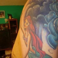 Tatuaggio bello sul braccio sirena Ariel tra le onde