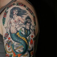 Une sirène avec un poisson-singe tatouage en couleur classique