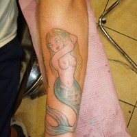 Nackte blonde Meerjungfrau Tattoo
