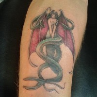 Tatuaggio impressionante sul braccio sirena con le ali e serpente