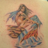 Tatuaggio pittoresco sulla spalla sirena