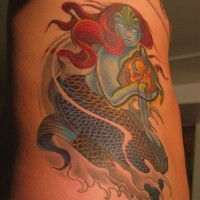 Tatuaggio colorato sul fianco sirena azzurra con la maschera