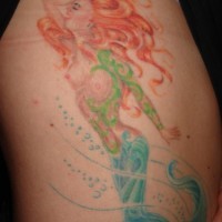 Sirène aux cheveux roux tatouage réaliste