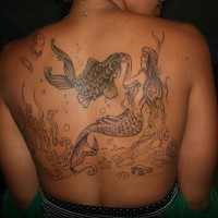 Meerjungfrau und Unterwasserleben mit schwarzer Tinte Tattoo