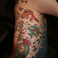 Tatuaggio carino sulla gamba la sirena & i pesci
