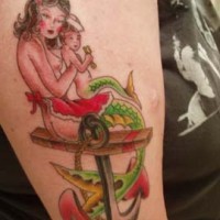 Ancre avec le tatouage de sirène et bébé