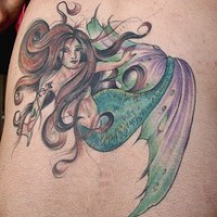 Tatuaggio colorato sulla schiena la sirena con la coda verde