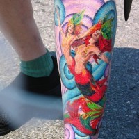 Tatuaggio colorato sulla gamba la sirena con il suo amico