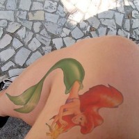 Tatuaggio impressionante sulla gamba sirena Ariel