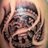 el tatuaje de un idolo azteca en un circulo hecho en color negro