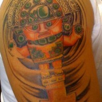 el tatuaje de un idolo azteca hecho en el brazo en varios colores