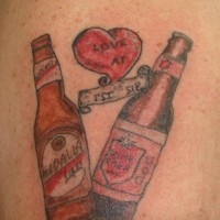 el tatuaje de dos botellas de cerveza mexicana con un corazon 
