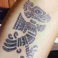 el tatuaje tribal de una aguila azteca hecho en color negro y gris