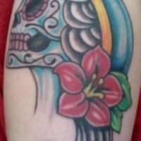el tatuaje de catarina mexicana con una flor en su cabello hecho en color