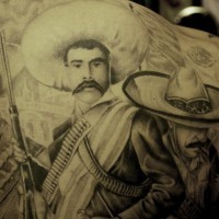 el tatuaje realista  de hombres mexicanos de tiempos antiguos