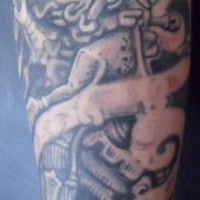 el tatuaje detallado de un idolo azteca en color negro y gris