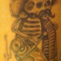 el tatuaje de un esqueleto mexicano con un sombrero y bigotes caminando en el desierto