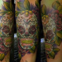 el tatuaje detallado de una calavera mexicana colorada